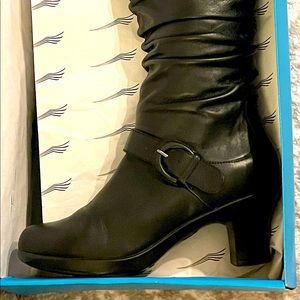 Dansko women size 40/9 fall/winter boots. lightly used. A lot of life left.